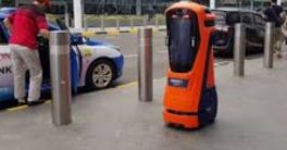 El robot policía Peter se encarga de vigilar la seguridad de los aeropuertos de Singapur